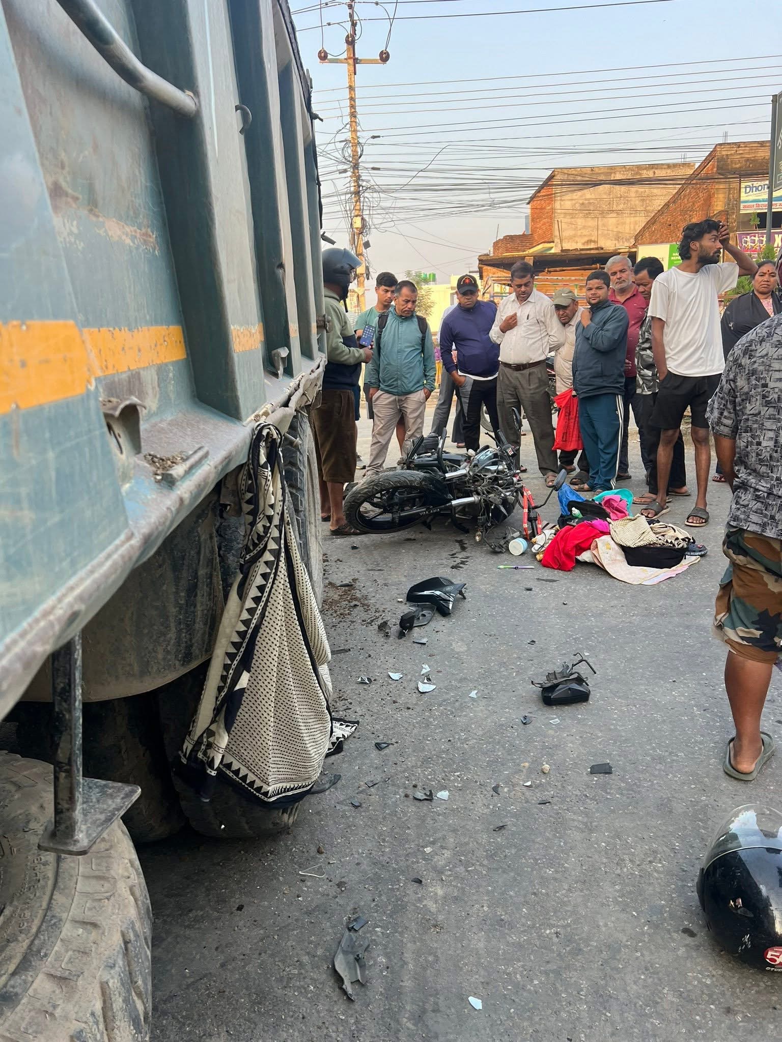 तुलसीपुर टिपर र मोटरसाइकल ठोक्किदा, बावुछोरा गम्भिर घाइते